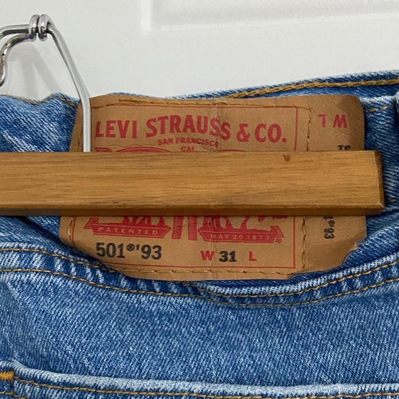 Levi's Classic Blue Jeans with Brown Label - Picture 2 of 3